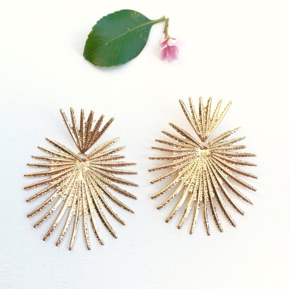 Gold Celestial Star drop Earrings, Large star earrings - Picture 3 of 3